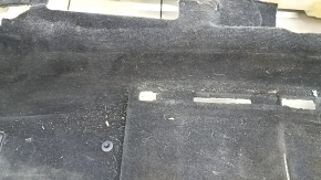 The floor covering of the Porsche Macan 15-18 is black, needs cleaning, torn