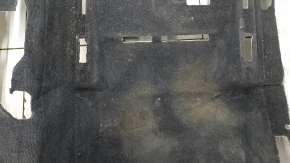 The floor covering of the Porsche Macan 15-18 is black, needs cleaning, torn