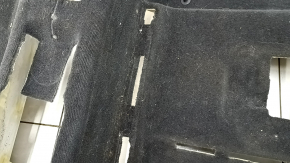 The floor covering of the Porsche Macan 15-18 is black, needs cleaning, torn