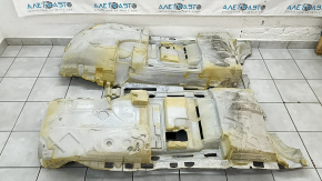 The floor covering of the Porsche Macan 15-18 is black, needs cleaning, torn