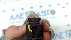 The anti-theft system button on a Porsche Macan 15-26 has a broken mount.