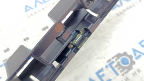 The left front threshold mount for a Porsche Macan 15-18 is broken.