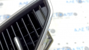 The front panel air vent deflector, central left, Porsche Macan 15-15, without illumination, black with chrome, the mount is broken, the chrome is peeling off
