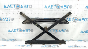 The front subframe strut bar of a Porsche Macan 15-26 is rusty.