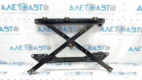 The front subframe strut bar of a Porsche Macan 15-26 is rusty.