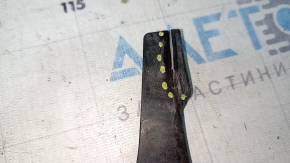 The front right mudguard liner for a Toyota Highlander 20-26 is cracked.
