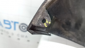 The front bumper lip of a Porsche Macan 15-18 is cracked, dented, has scratches, and has cracks in the fasteners. After repair