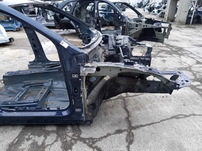 Front right quarter of a Porsche Macan 15-15