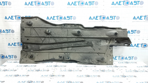 The right underbody protection of the Audi A3 8V 15-20 4d, 5d is torn, no fragments