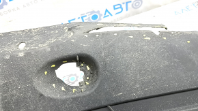 The right underbody protection of the Audi A3 8V 15-20 4d, 5d is torn, no fragments