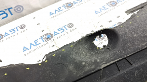 The right underbody protection of the Audi A3 8V 15-20 4d, 5d is torn, no fragments