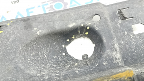 The right underbody protection of the Audi A3 8V 15-20 4d, 5d is torn, no fragments