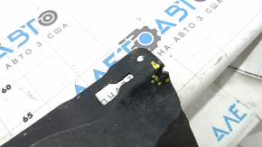 The right underbody protection of the Audi A3 8V 15-20 4d, 5d is torn, no fragments