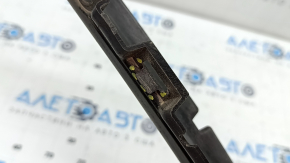The Audi A3 8V 17-20 radiator grille mount is broken.