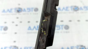 The Audi A3 8V 17-20 radiator grille mount is broken.