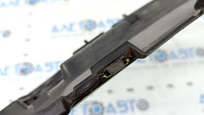 The Audi A3 8V 17-20 radiator grille mount is broken.