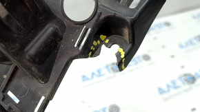 The Audi A3 8V 17-20 radiator grille mount is broken.