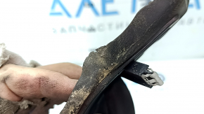 The left Jeep Cherokee KL 19-23 wiper blade seal has dried out.