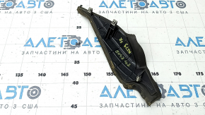 The right Jeep Cherokee KL 19-23 wiper blade seal has dried out.