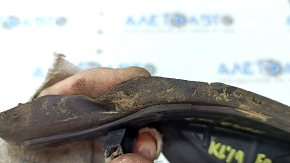 The right Jeep Cherokee KL 19-23 wiper blade seal has dried out.
