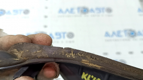 The right Jeep Cherokee KL 19-23 wiper blade seal has dried out.