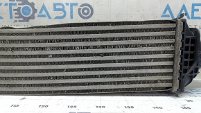The intercooler of the Audi A4 B9 17-20 2.0T is dented, the honeycomb is crushed.