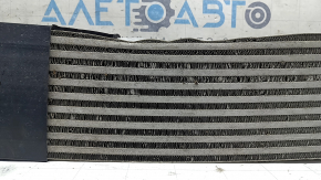 The intercooler of the Audi A4 B9 17-20 2.0T is dented, the honeycomb is crushed.