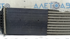 The intercooler of the Audi A4 B9 17-20 2.0T is dented, the honeycomb is crushed.