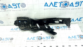 Right headlight mount for Jeep Cherokee KL 19-23 is broken.