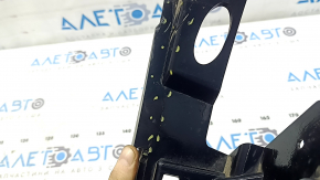 Right headlight mount for Jeep Cherokee KL 19-23 is broken.