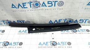 The front right side door trim for the Jeep Cherokee KL 14-23 has peeled off.