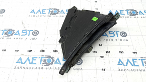 The front left fender liner duct for a BMW 5 G30 17-23 has broken fasteners.
