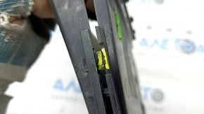 The front left fender liner duct for a BMW 5 G30 17-23 has broken fasteners.