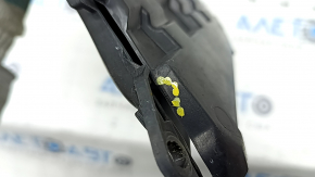 The front left fender liner duct for a BMW 5 G30 17-23 has broken fasteners.