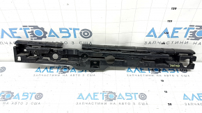 The right central threshold mount for BMW 5 G30 17-23 is broken.