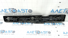 The right central threshold mount for BMW 5 G30 17-23 is broken.