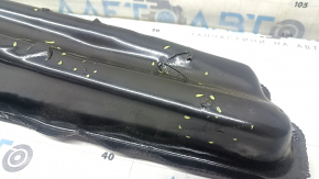 The door-wing seal on the left BMW X7 G07 19-26 is torn and scratched.