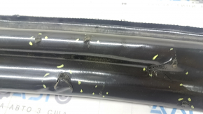 The door-wing seal on the left BMW X7 G07 19-26 is torn and scratched.