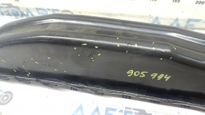The door-wing seal on the left BMW X7 G07 19-26 is torn and scratched.