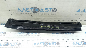 The door-wing seal on the left BMW X7 G07 19-26 is torn and scratched.