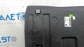 The trunk floor of the BMW 5 G30 17-23 is black and creased.