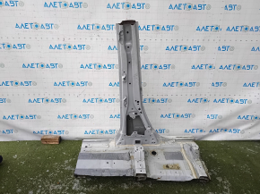 The left center pillar of a Toyota Sienna 21-26 has been cut off.
