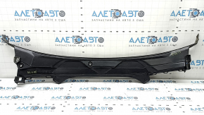 The plastic windshield wiper grille of a BMW 5 G30 17-23 has dried out rubber.