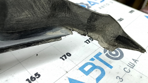 The plastic windshield wiper grille of a BMW 5 G30 17-23 has dried out rubber.