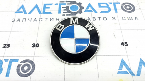 The BMW 5 G30 17-23 hood emblem has peeled off and is peeling.