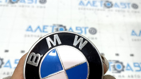 The BMW 5 G30 17-23 hood emblem has peeled off and is peeling.