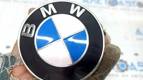 The BMW 5 G30 17-23 hood emblem has peeled off and is peeling.