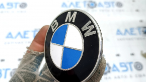 The BMW 5 G30 17-23 hood emblem has peeled off and is peeling.