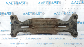 The rear subframe of a Toyota Camry V40 is rusty.