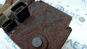 The Toyota Camry V40 hybrid's air conditioning compressor is rusty.